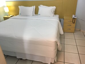 Lägenhet Comfort (Apartamento Standard ) | Minibar, skrivbord, mörkläggningsgardiner och strykjärn/strykbräda