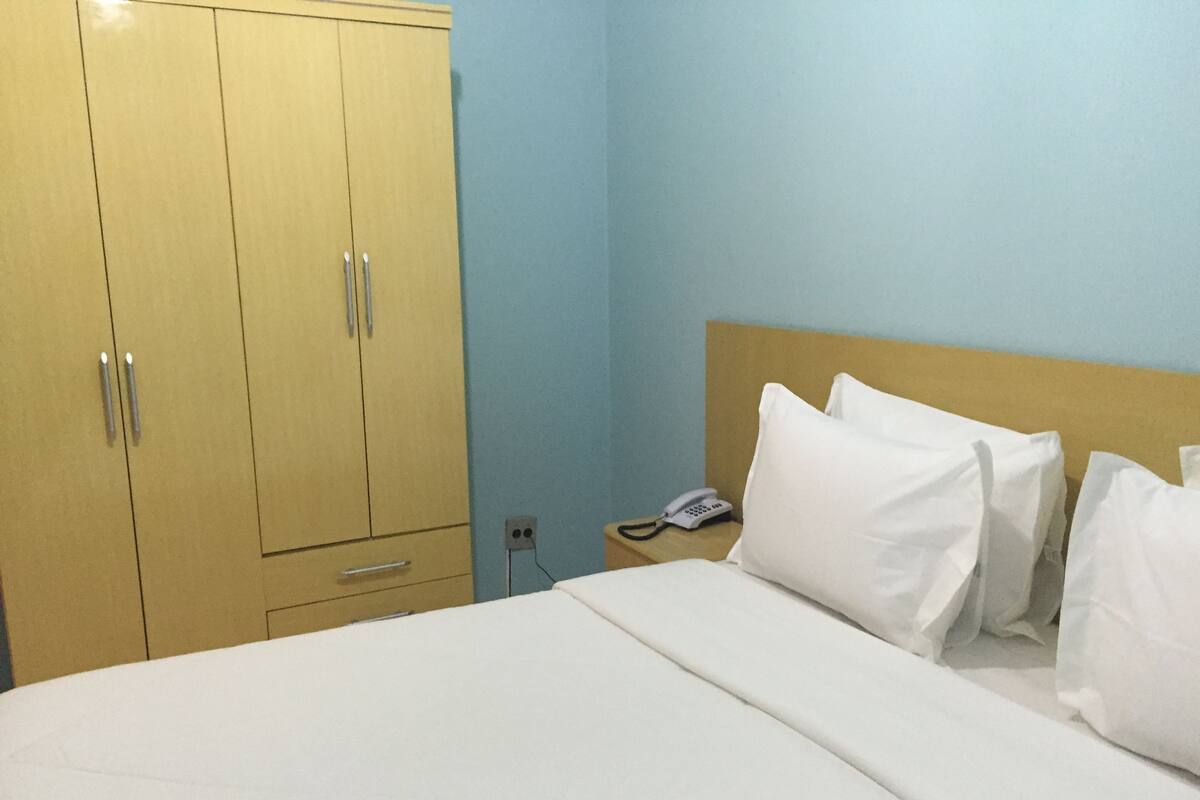 Deluxe Double Room (Apartamento LUXO ) | Minibar, desk, blackout curtains, iron/ironing board