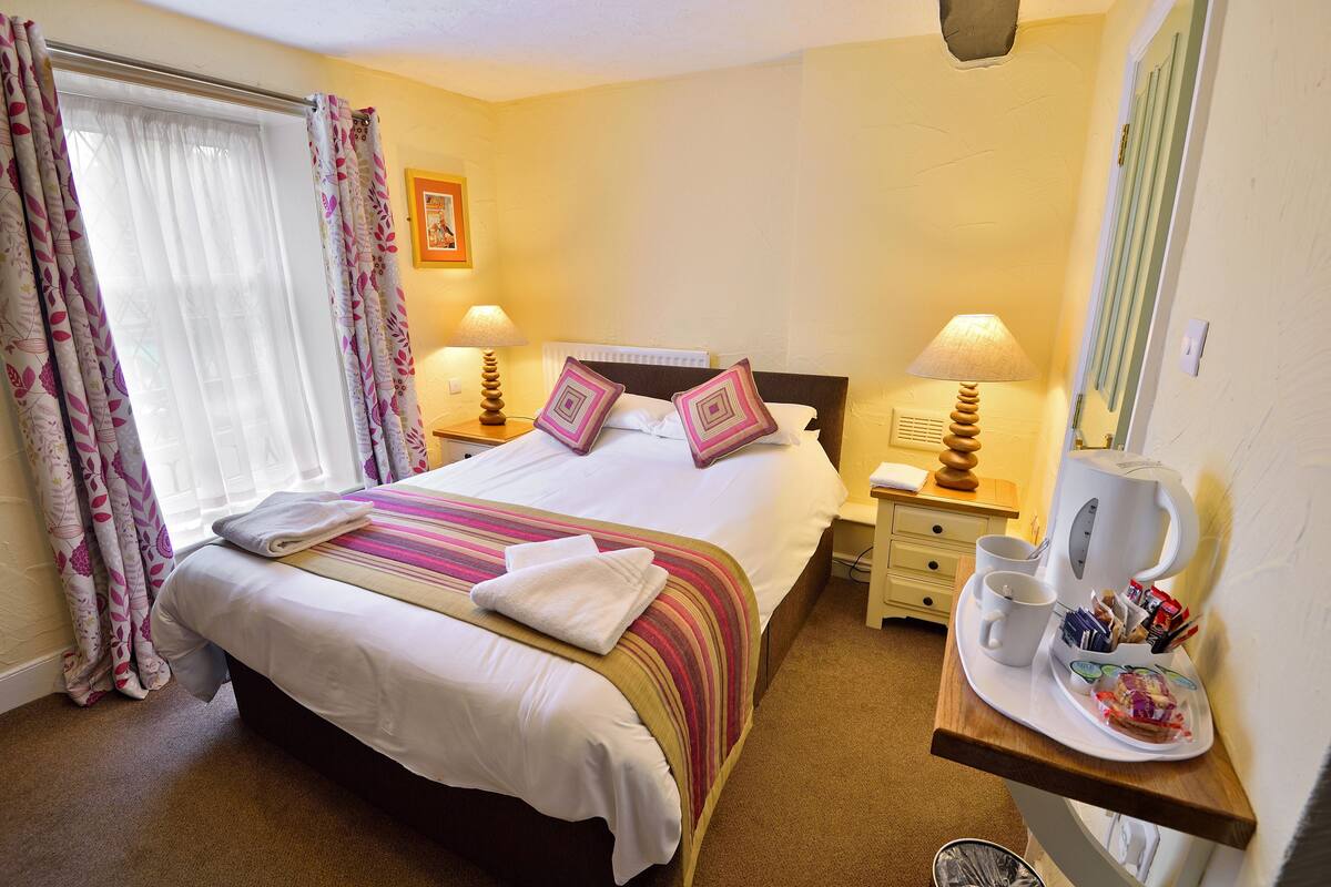 Double Room | Iron/ironing board (on request), WiFi (free), bed sheets