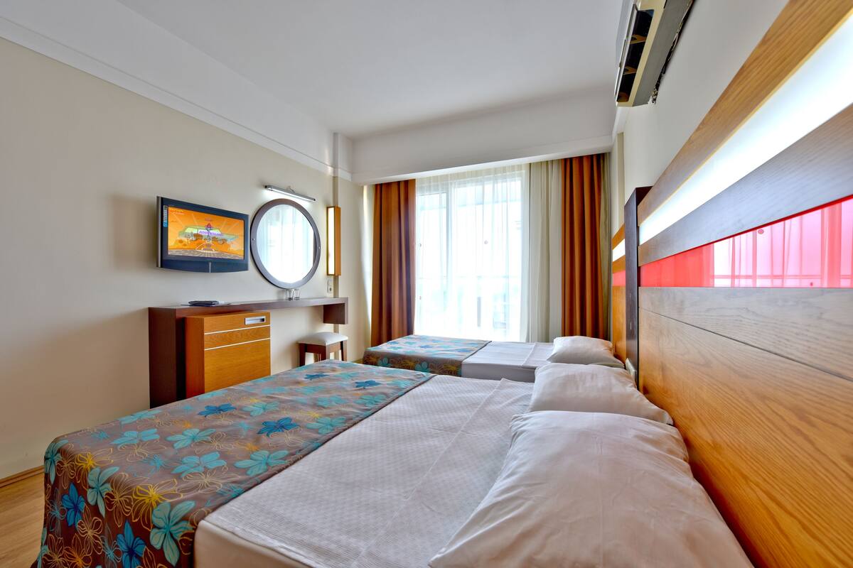 Standard Double or Twin Room (Land View) | Minibar, in-room safe, desk, soundproofing