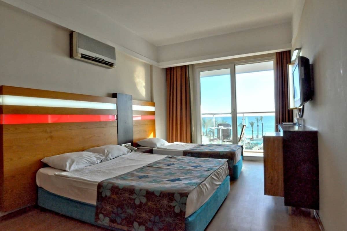 Standard Room, Sea View | Minibar, in-room safe, desk, soundproofing