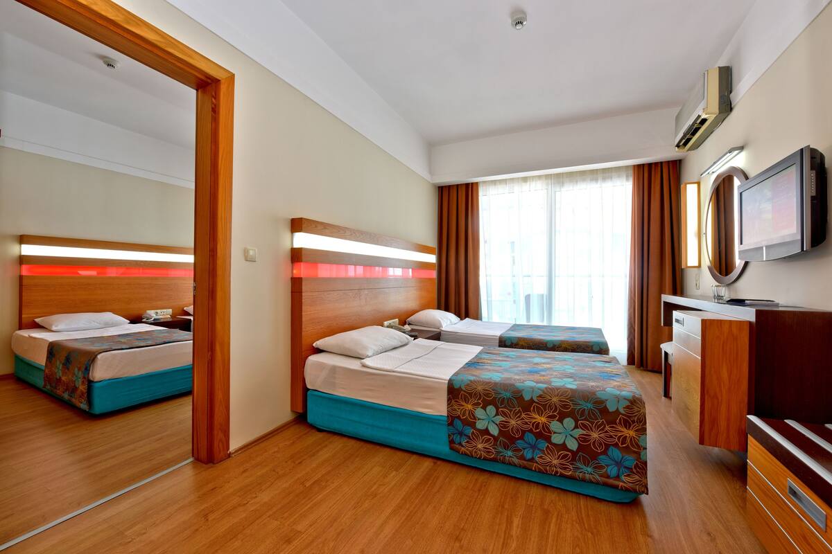 Family Room | Minibar, in-room safe, desk, soundproofing