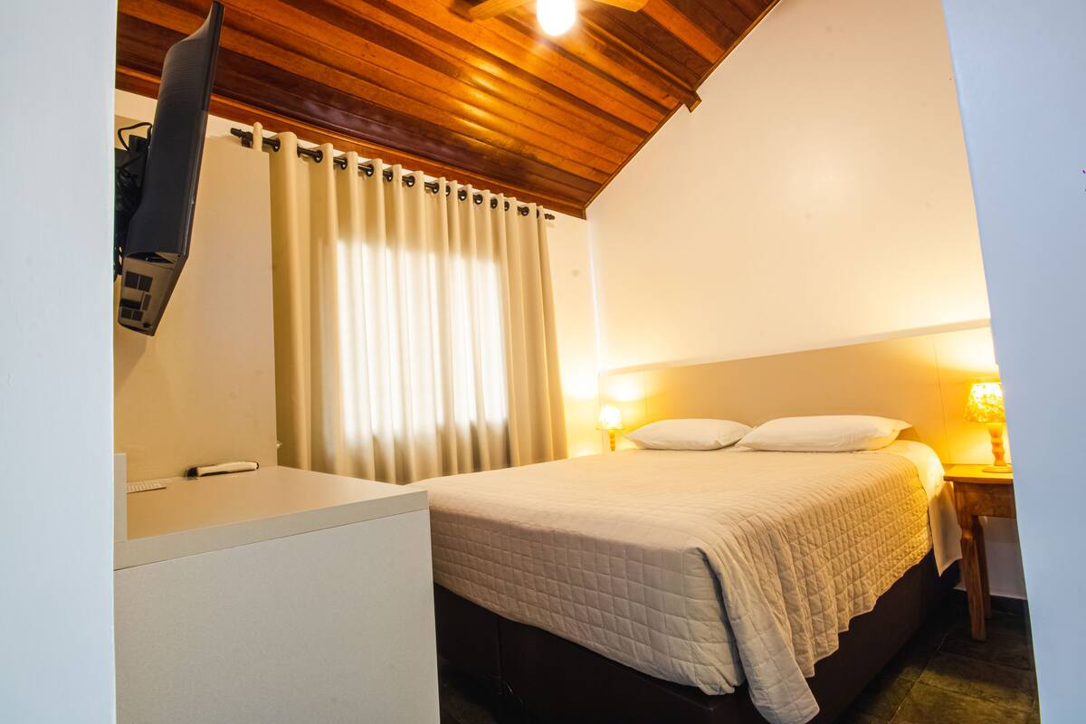 Chalet | Minibar, blackout drapes, WiFi (free), bed sheets