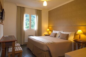 Minibar, cortinas opacas, wifi gratis y ropa de cama