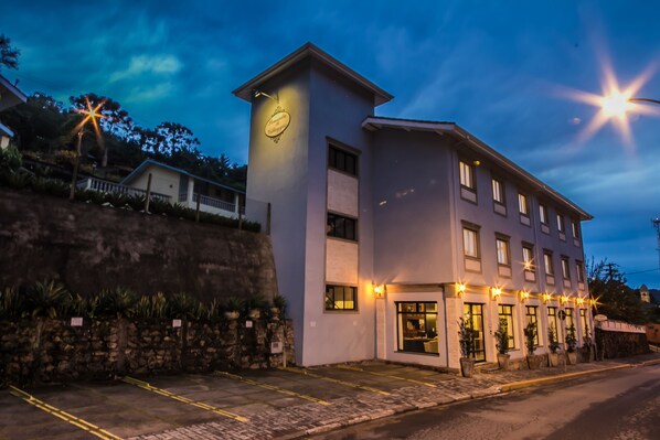 Fachada del alojamiento - Noche
