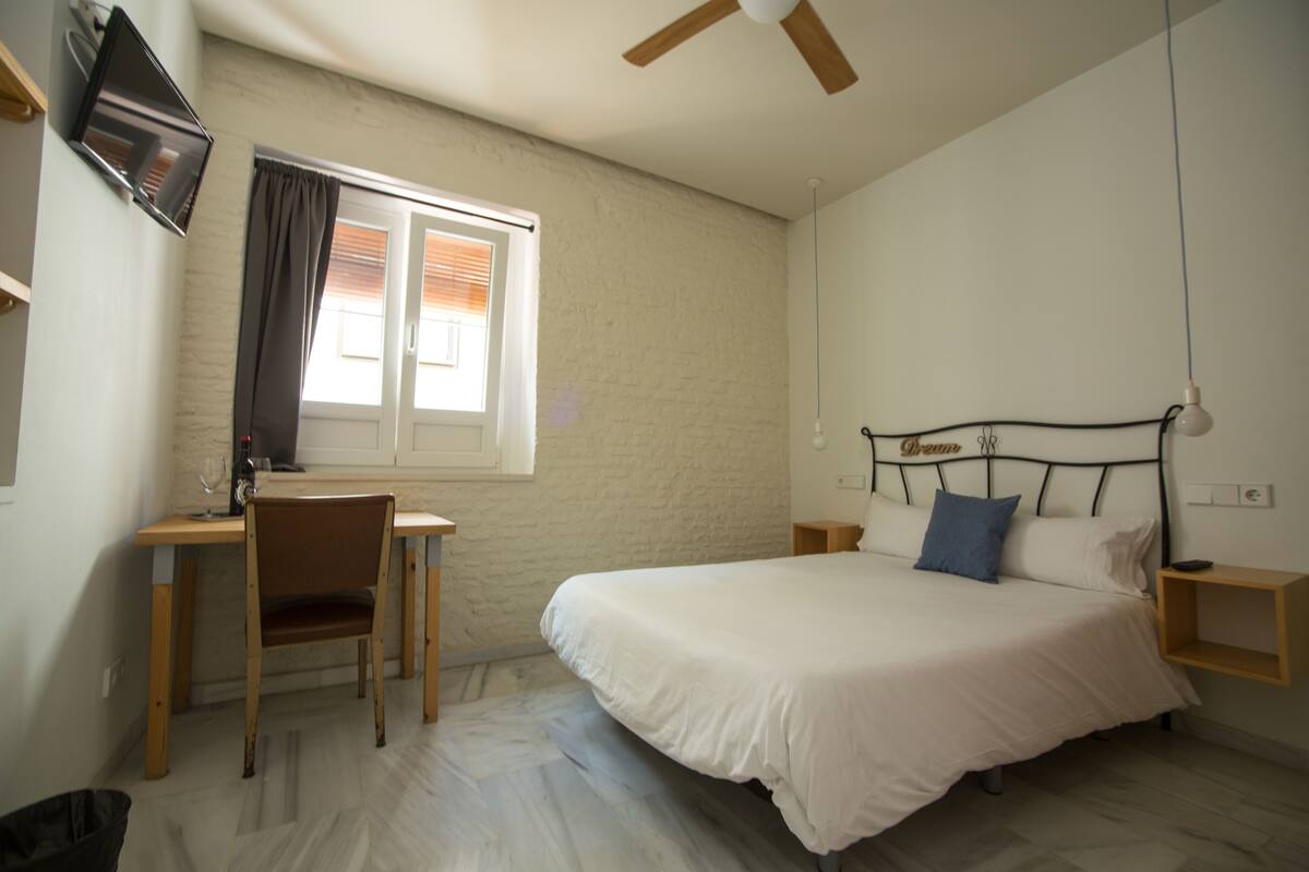 ห้องดับเบิล (with Bathroom Outside and Window) | ผ้านวมขนเป็ด, เตารีด/โต๊ะรีดผ้า, Wi-Fi ฟรี, ผ้าปูที่นอน