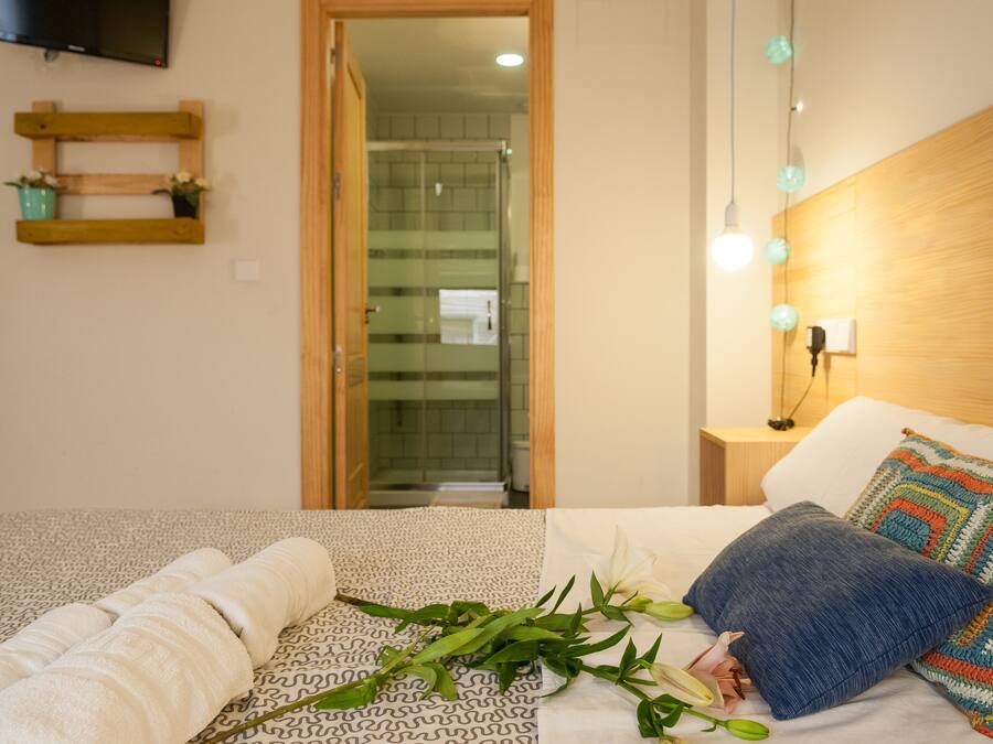 Cubrecamas, tabla de planchar con plancha, wifi gratis y ropa de cama