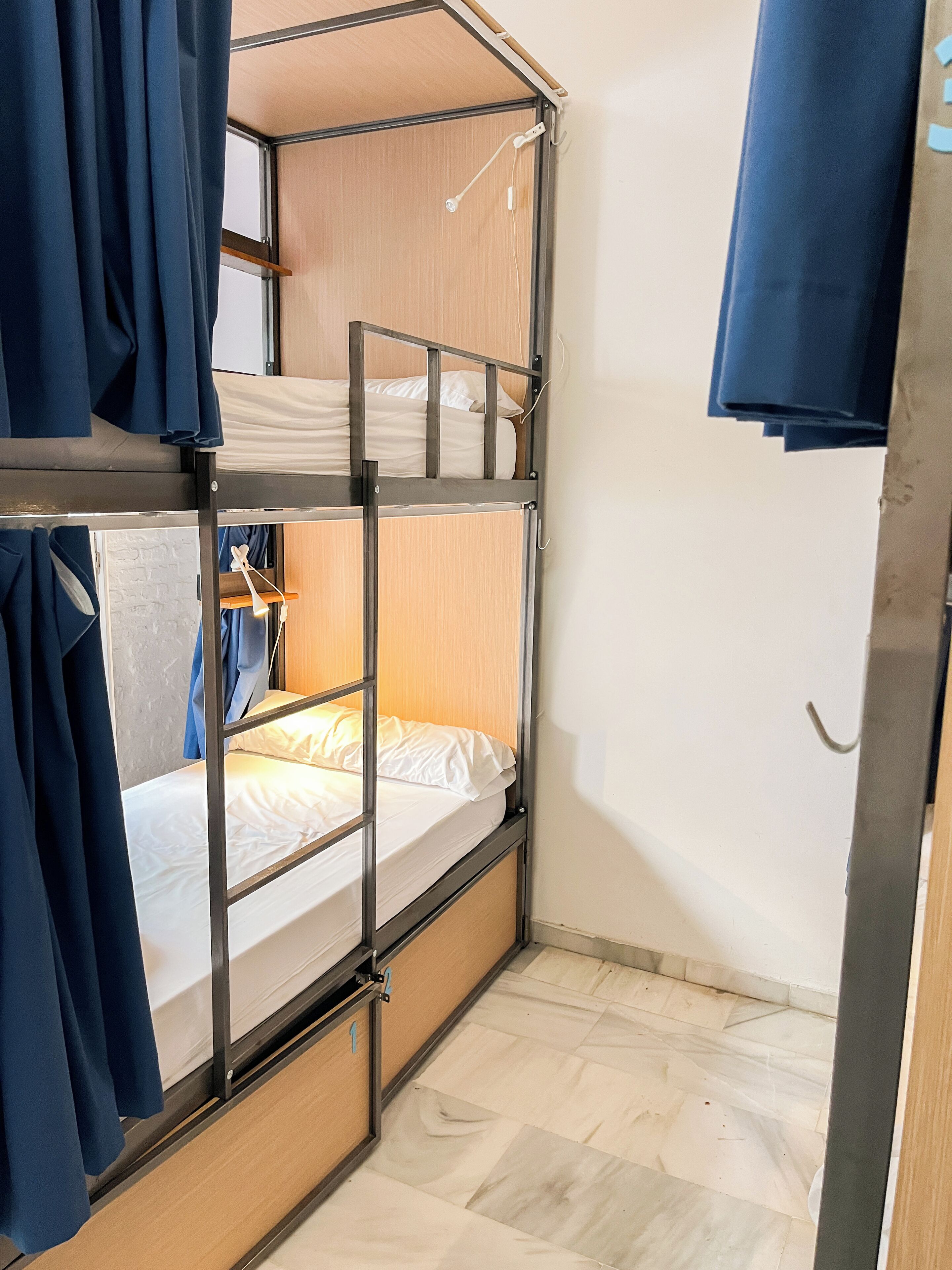 Cobrellits, planxa i posts de planxar, wifi gratuïta i roba de llit 