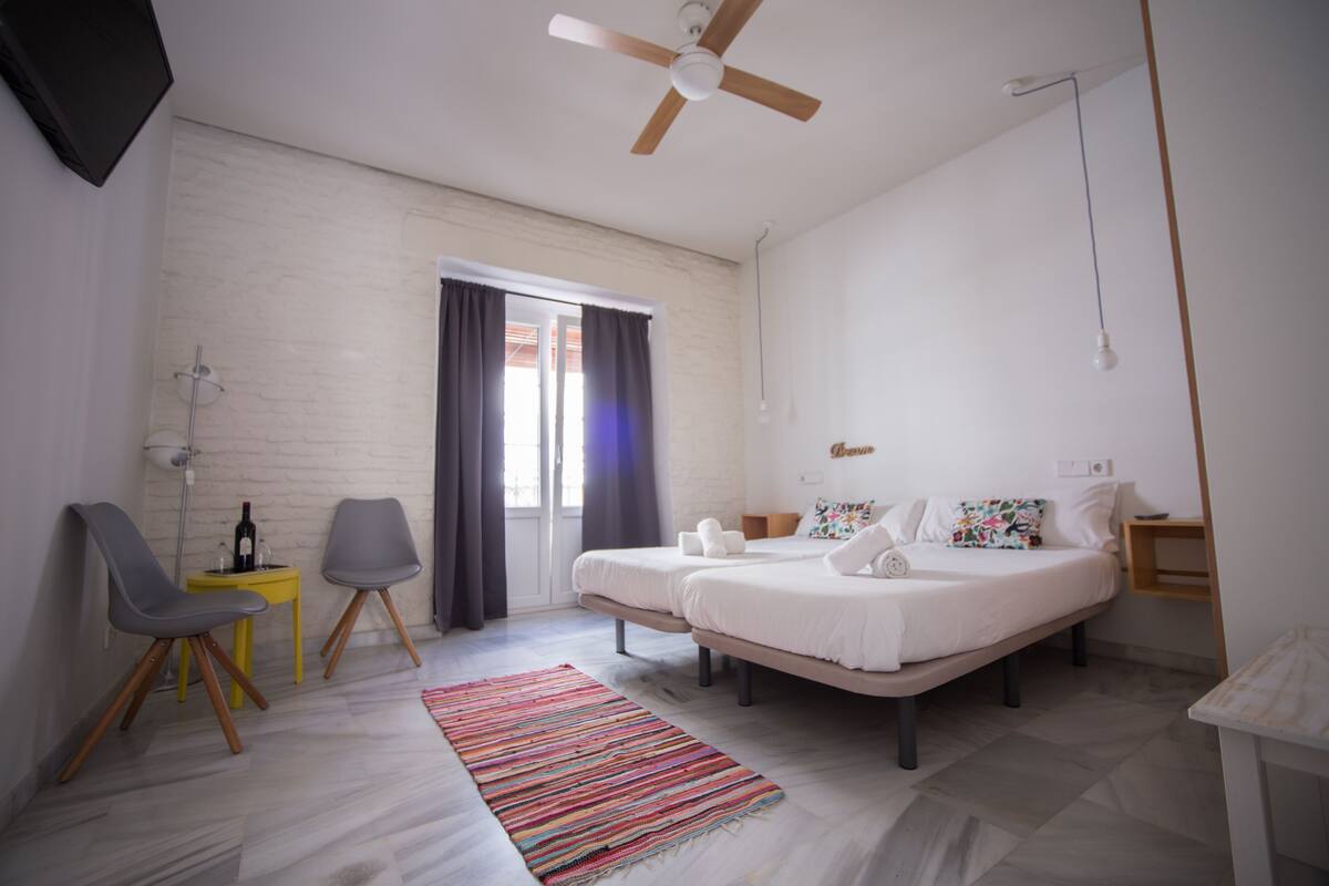 ห้องซูพีเรียทวิน, ระเบียง | ผ้านวมขนเป็ด, เตารีด/โต๊ะรีดผ้า, Wi-Fi ฟรี, ผ้าปูที่นอน