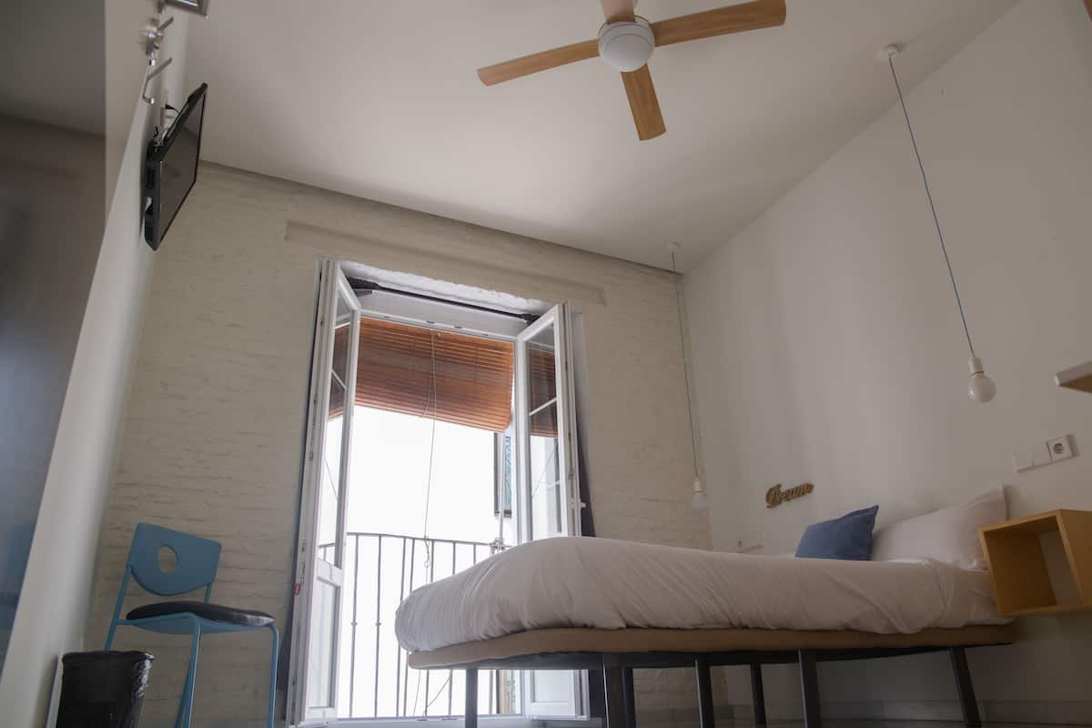 Habitación doble, balcón (with Bathroom outside) | Edredón, tabla de planchar con plancha, wifi gratis y ropa de cama