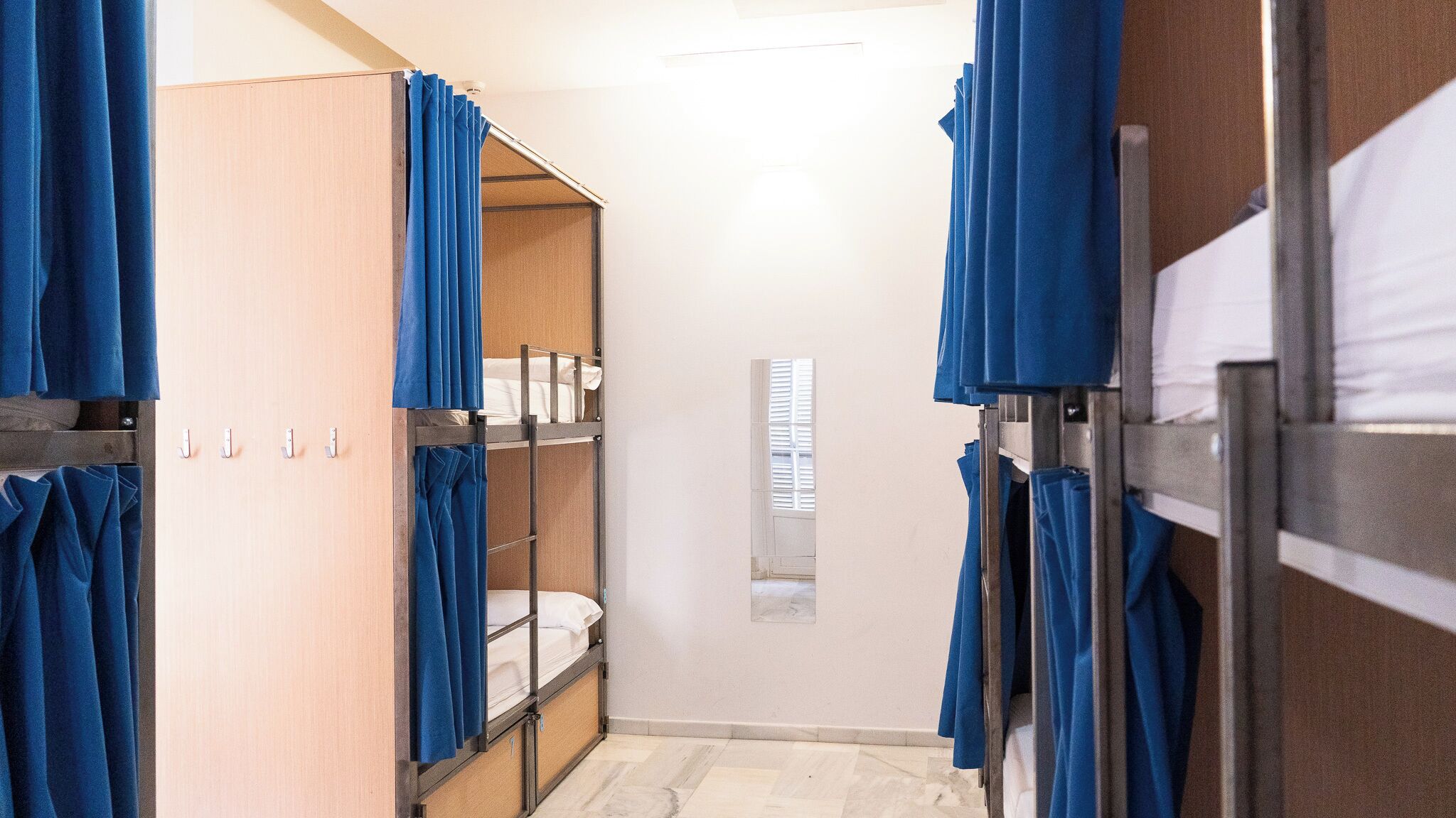 Cobrellits, planxa i posts de planxar, wifi gratuïta i roba de llit 