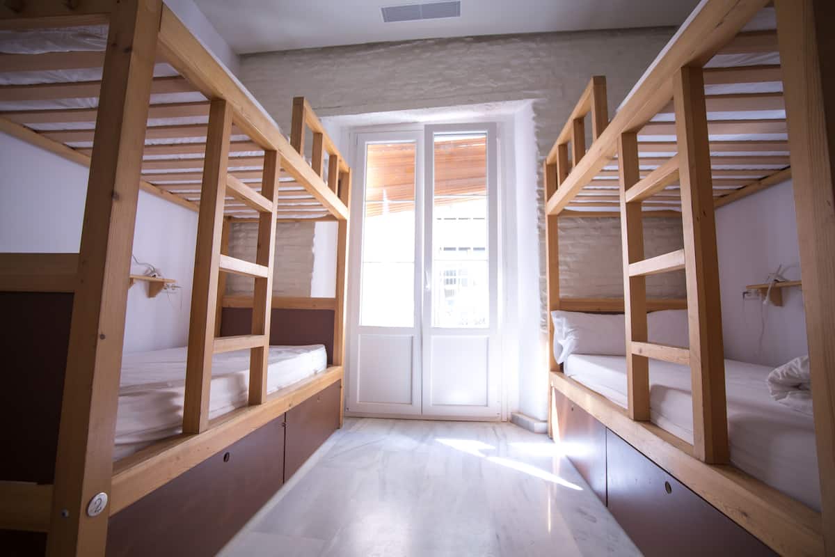 Dormitorio compartido estándar, solo para mujeres, baño privado (1 bed in a 4-Bed Dormitory Room) | Edredón, tabla de planchar con plancha, wifi gratis y ropa de cama