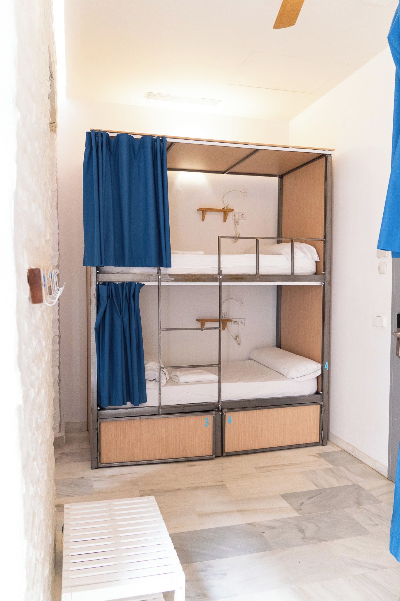 Standard Shared Dormitory, Mixed Dorm (1 bed in a 4-Bed Dormitory Room) | Gebar bulu kapas, seterika/papan seterika, Wi-fi percuma, cadar katil 