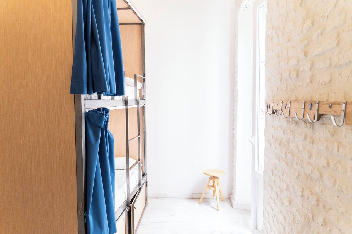 ห้องสแตนดาร์ดพักรวม, หอพักรวม (1 bed in a 4-Bed Dormitory Room) | ผ้านวมขนเป็ด, เตารีด/โต๊ะรีดผ้า, Wi-Fi ฟรี, ผ้าปูที่นอน