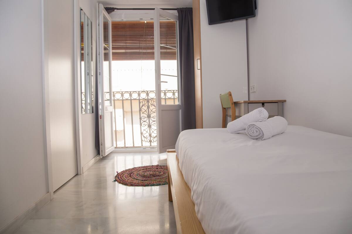 ห้องซิงเกิล, ระเบียง | ผ้านวมขนเป็ด, เตารีด/โต๊ะรีดผ้า, Wi-Fi ฟรี, ผ้าปูที่นอน