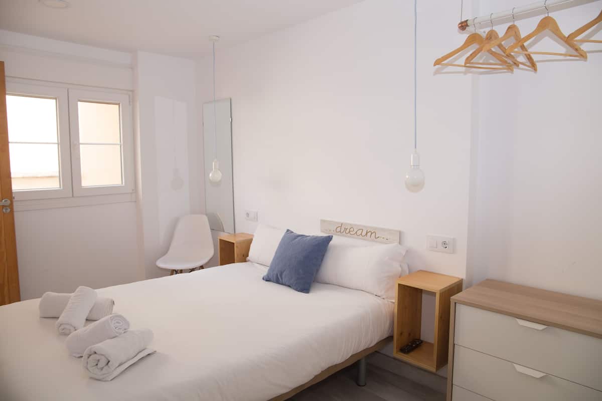 Habitación doble estándar (Window to Courtyard) | Edredón, tabla de planchar con plancha, wifi gratis y ropa de cama