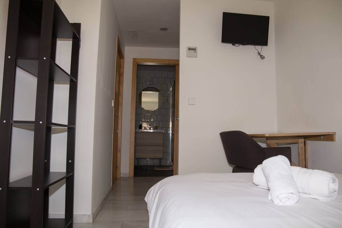 ห้องสแตนดาร์ดดับเบิล (with Window to Courtyard) | ผ้านวมขนเป็ด, เตารีด/โต๊ะรีดผ้า, Wi-Fi ฟรี, ผ้าปูที่นอน
