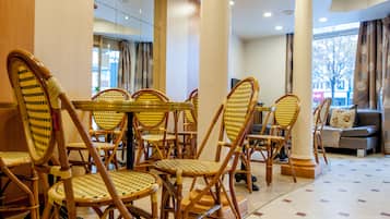 Desayuno continental (EUR 8.50 por persona)