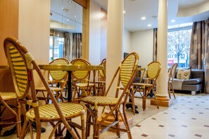 朝食 (コンチネンタル ブレックファスト)、毎日提供 (1 名様 8.50 EUR)