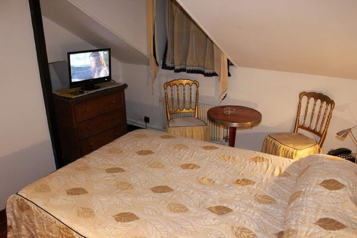 Una cassaforte in camera, con stile personalizzato, una scrivania