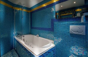 Dúplex estándar | Amenidades de baño | Amenidades de baño gratuitas y toallas 
