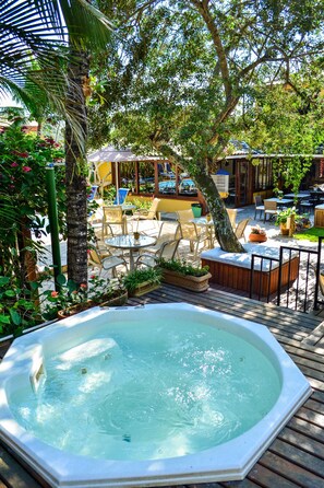 Banyera d'hidromassatge a l'aire lliure