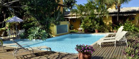 Hồ bơi ngoài trời