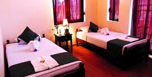Bộ đồ giường cao cấp, minibar, két bảo mật tại phòng, bàn 