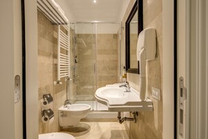 Habitación económica doble | Baño | Ducha, artículos de higiene personal de diseño, secador de pelo y bidé