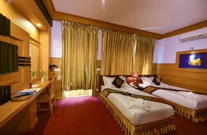 Deluxe Twin kamer | Een minibar, een kluis op de kamer, een bureau, verduisterende gordijnen
