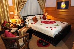 Quarto casal luxo | Sala de estar | TV
