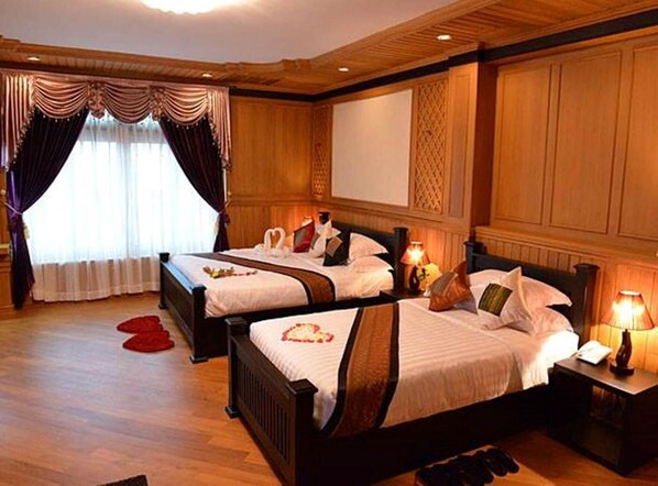 Minibar, coffres-forts dans les chambres, bureau, rideaux occultants