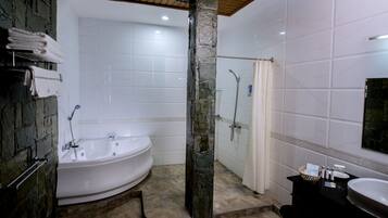 Phòng Suite dành cho gia đình | Phòng tắm | Buồng tắm vòi sen, đồ dùng nhà tắm miễn phí, máy sấy tóc