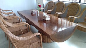 Serveert ontbijt, lokale gerechten