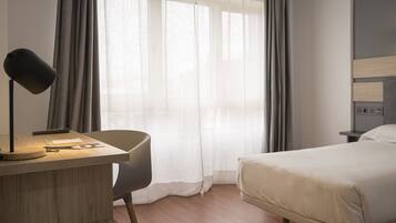 Standaard kamer, 1 twee- of 2 eenpersoonsbedden | Een bureau, gratis wifi, beddengoed