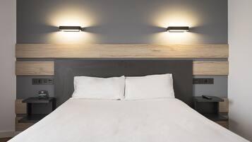 Habitació doble o amb dos llits individuals econòmica | Escriptori, wifi gratuïta i roba de llit