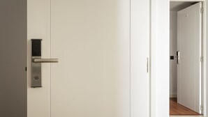 A modern door with a digital lock and a handle. - Alda Centro Gijón (Gijon)