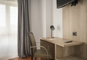 Escritorio, wifi gratis, ropa de cama