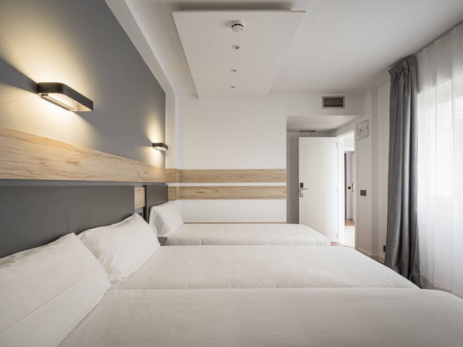 Double Room (with extra bed) | Desk, free WiFi, bed sheets