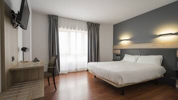 Habitació doble o amb dos llits individuals estàndard | Escriptori, wifi gratuïta i roba de llit