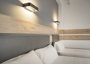 Double Room (with extra bed) | Desk, free WiFi, bed sheets - Alda Centro Gijón (Gijon)