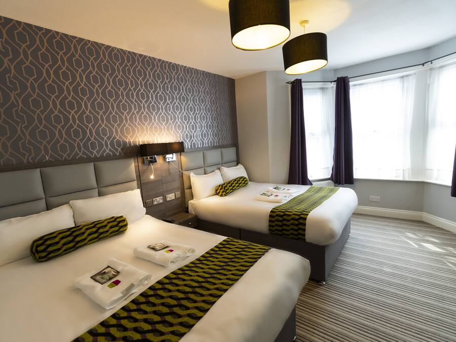Quadruple Room | In-room safe, desk, iron/ironing board, free WiFi
