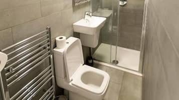 Douche, articles de toilette gratuits, sĂšche-cheveux