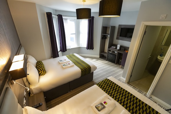 Quadruple Room | In-room safe, desk, iron/ironing board, free WiFi - Comfotel PRPL (London)