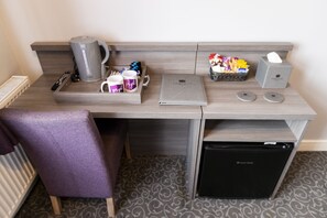 Trippelrum | Värdeförvaringsskåp på rummet, skrivbord och strykjärn/strykbräda