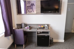 Vierpersoonskamer | Een kluis op de kamer, een bureau, een strijkplank/strijkijzer