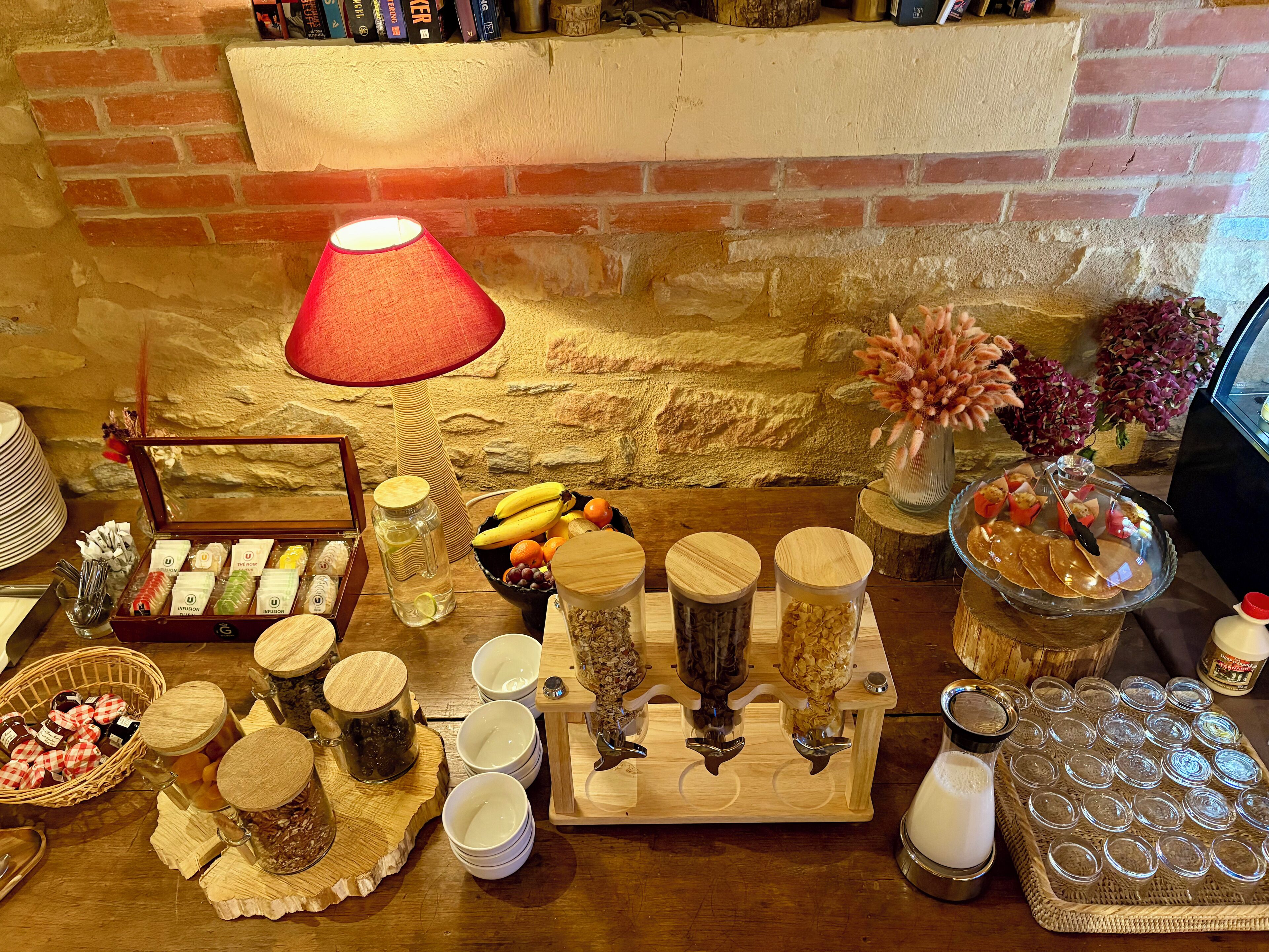 Sarapan prasmanan setiap hari (EUR 15 per orang)