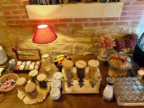 Se ofrece un desayuno bufé todos los días (por un coste adicional)