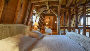 Suite | Iron/ironing board, free WiFi, bed sheets