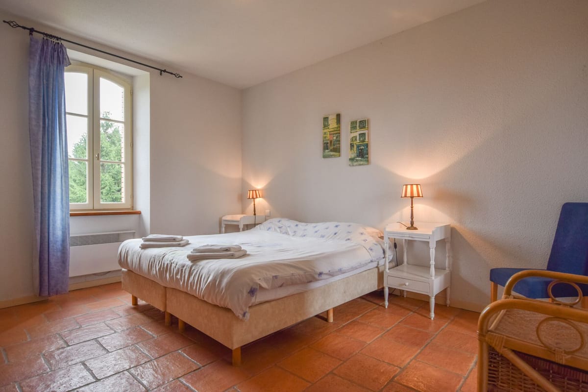 Standard Apartment | 4 bedrooms, iron/ironing board, cribs/infant beds, free WiFi